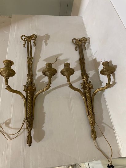 null Paire d appliques en bronze à deux bras de lumières, Style Louis XVI. 

Projecteur...