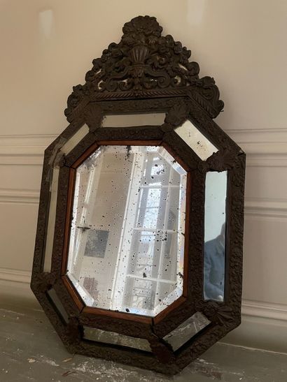 null Petit miroir octogonale dans un double encadrement à fronton en cuivre repoussé....