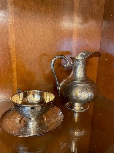 null Tasse et sous-tasse en argent et verseuse, décors ciselés d un médaillon 

110...