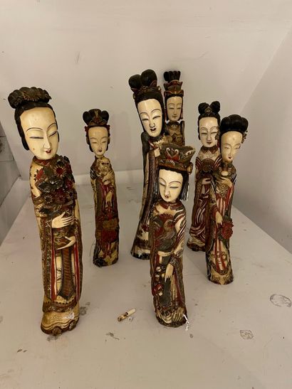 null CHINE - Vers 1900 Ensemble de sept statuettes en ivoire polychrome et doré,...