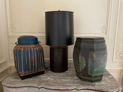 null Quatre boîtes à thé dont trois montées en lampe, bpîte octogonale en bois peint...