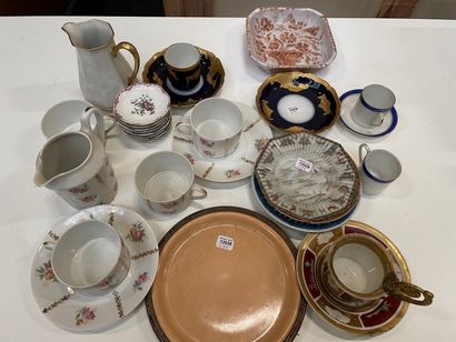 null Lot de porcelaines diverses, tasses et sous tasses, verseuse et petits plats.

XIXème...