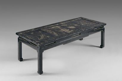 null Table basse en bois laqué noir, le plateau composé d un ancien panneau en laque...