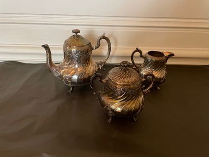 null Service à thé à trois pièces en métal argenté orné de torses et feuillage.