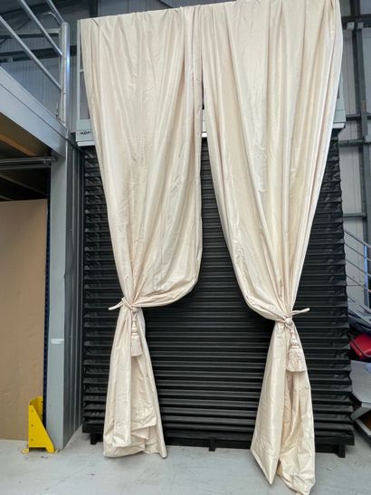 Ten pairs of taffeta curtains. 
500 x 150...