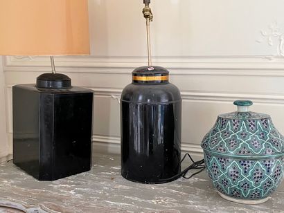 null Quatre boîtes à thé dont trois montées en lampe, bpîte octogonale en bois peint...