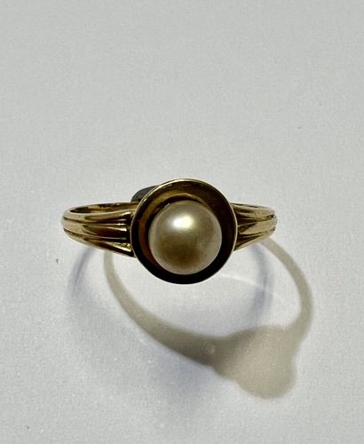 null Bague en or jaune 18 k (750 millièmes) ornée d'une perle de culture._x000D_

P.B....