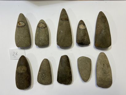 null 
Lot of ten polished axes


Grey stone. Chips in the cutting edge for some


France,...