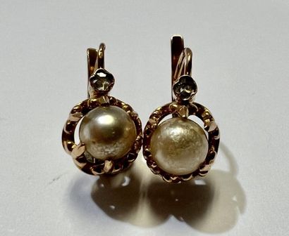null Pair of 18k (750 thousandths) pink gold sleepers decorated with imitation pearls...