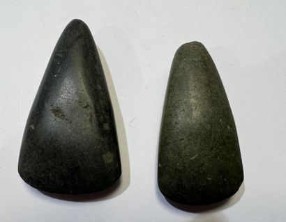 null 
Set of two polished axes, one with flat edges


Green stone


l. 7cm and 6,2...
