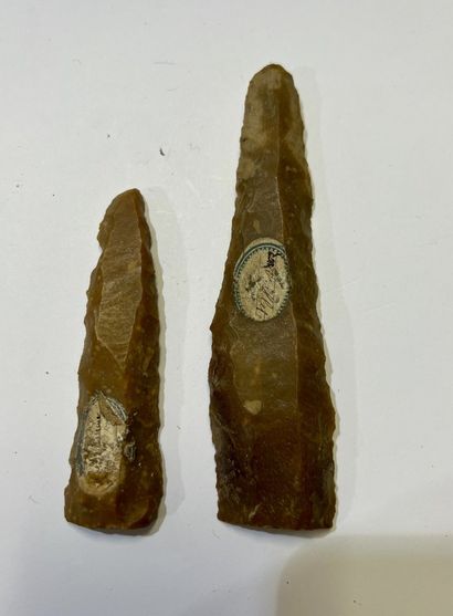 null 
Set of two fragments of knives on blade with retouched edges


Brown flint...