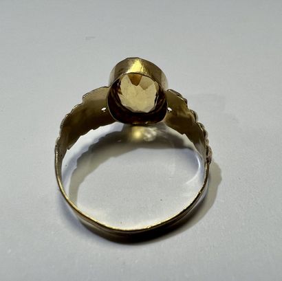 null Ring in yellow gold 18 K (750 Millièmes) decorated with an oval citrine in closed...