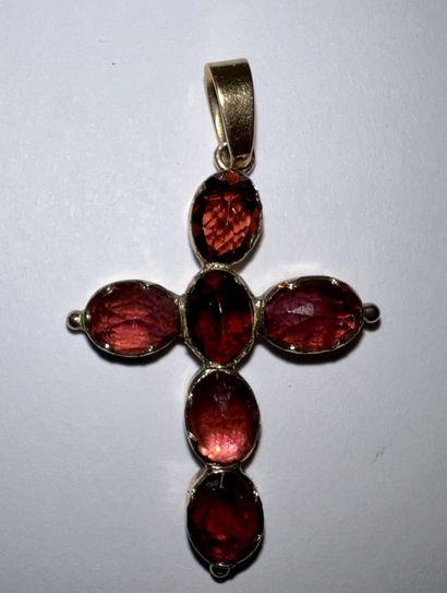 null Pendentif religieux. Croix en or jaune ornée de 6 grenats de Perpignan « taille...