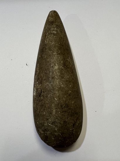 null 
Pistilliform axe 


Grey stone. Scratches on one side.


France, Neolithic




l....
