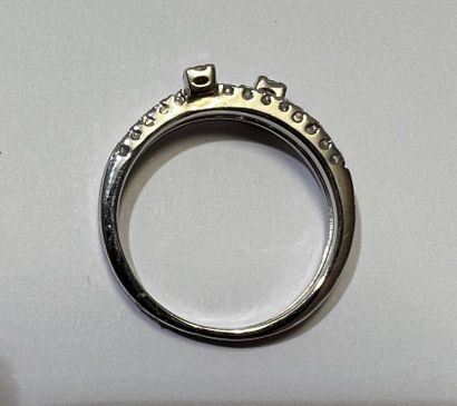 null Bague en or gris 18K (750) à deux anneaux sertie de diamants taillés en brillant...
