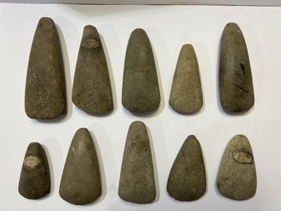 null 
Lot of ten polished axes


Grey stone. Chips in the cutting edge for some




France,...