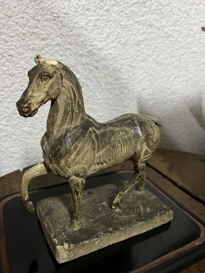 null Globe en verre et un cheval décoratif en plâtre (accidents et manques).