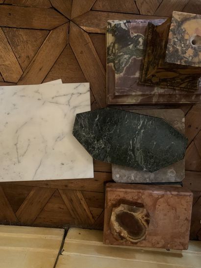 null Lot of marble pedestals.

SALE WITHOUT CATALOG. FOR SALE AT BEST - NO RESERVE...