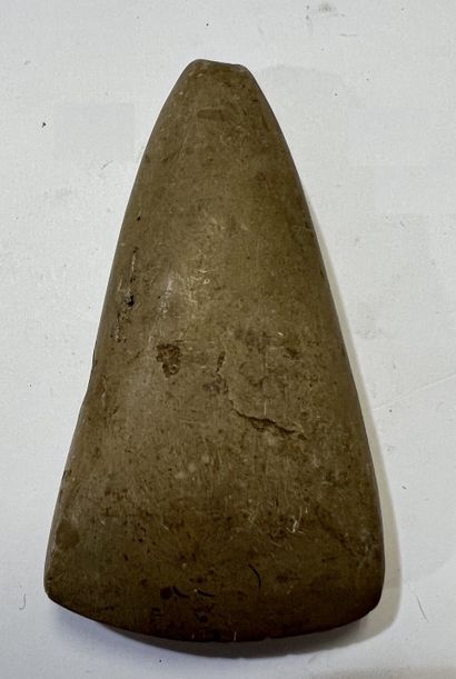 null 
Hache polie


Silex beige


France, Néolithique


l. : 9,2 cm


Étiquette ancienne...