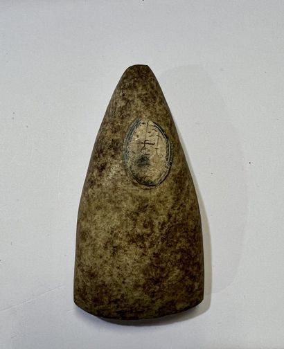 null 
Hache polie


Fibrolite grisâtre




France, Néolithique




l. : 9,3 cm




Étiquette...