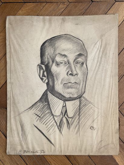 null 
HENRYK BERLEWI (1894-1967).




Portrait d’homme en buste en cravatte.




Fusain...