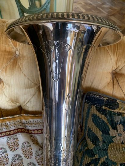 null Grand vase cornet sur piédouche en métal argenté à décor de fleurs de lotus...