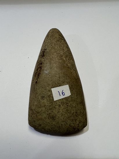null 
Hache polie


Fibrolite grisâtre




France, Néolithique




l. : 9,3 cm




Étiquette...