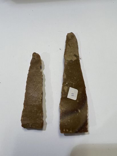 null 
Set of two fragments of knives on blade with retouched edges


Brown flint...
