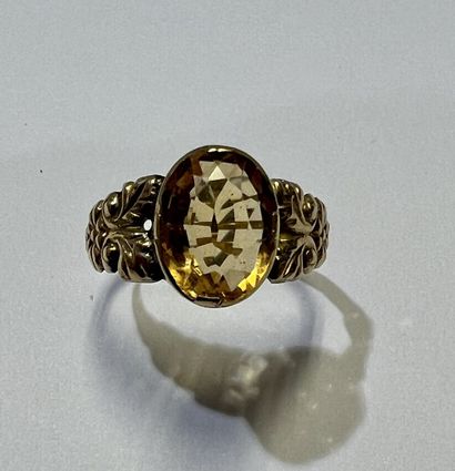 null Ring in yellow gold 18 K (750 Millièmes) decorated with an oval citrine in closed...