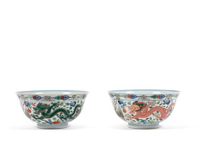 CHINE - époque Qianlong (1736-1795) Deux bols en porcelaine blanche décoré en bleu...