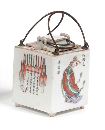 CHINE - XIXe siècle Verseuse et chaufferette en porcelaine émaillée polychrome et...