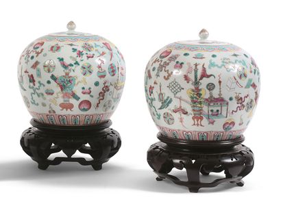 CHINE, Canton - Vers 1900 Deux pots à gingembre couverts en porcelaine émaillée polychrome...
