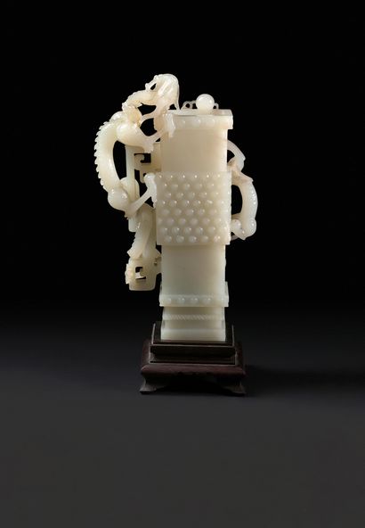 CHINE - XVIIIe siècle Vase rectangulaire de forme « gu » en néphrite blanche à décor...