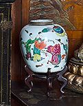CHINE - XIXe siècle Paire de pots à gingembre en porcelaine émaillée polychrome à...