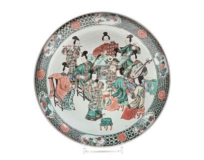 CHINE - XIXe siècle Plat rond en porcelaine à décor émaillé poly-chrome de la famille...