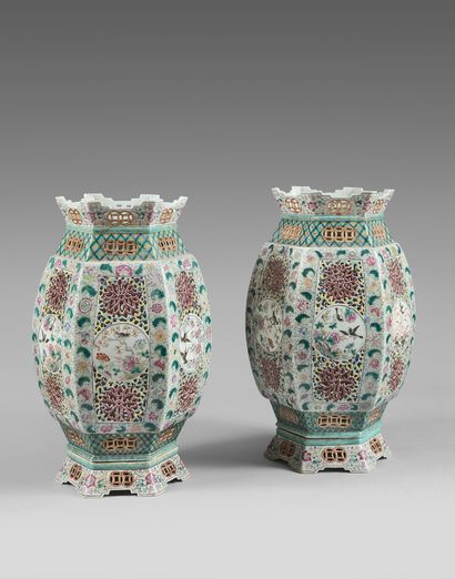 CHINE - XIXe siècle Paire de lanternes hexagonales en porcelaine partiellement réticulée...