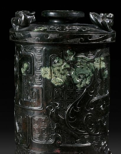 CHINE - XVIIIe/XIXe siècle Chope tripode cylindrique couverte, en néphrite brun noir,...