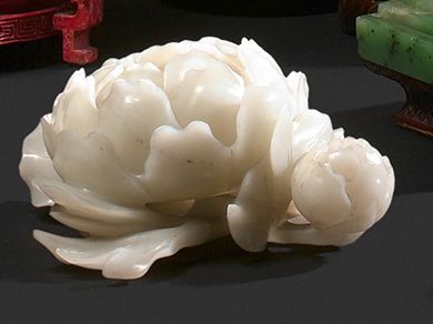 CHINE - XVIIIe siècle Rince-pinceaux en néphrite finement sculptée en forme de fleur...