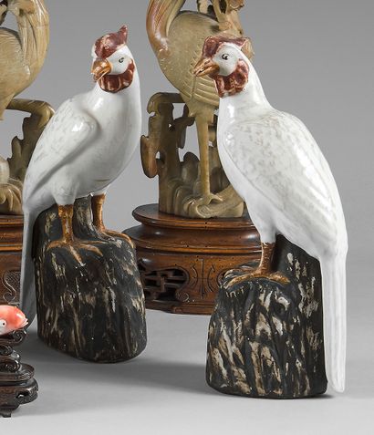 CHINE - Début du XXe siècle Paire de statuettes en porcelaine émaillée blanc et rouge...