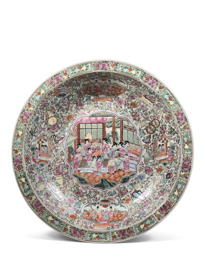 CHINE, Canton - Début du XXe siècle Grand plat creux en porcelaine émaillée polychrome...