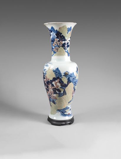 CHINE - Époque KANGXI (1662-1722) Important vase cornet, en porcelaine émaillée en...