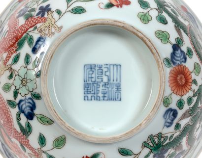 CHINE - époque Qianlong (1736-1795) Deux bols en porcelaine blanche décoré en bleu...