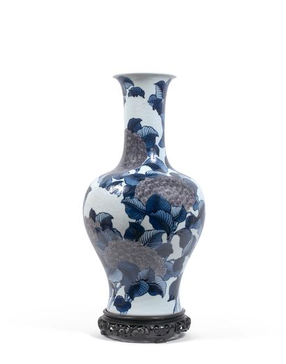 JAPON - XXe siècle Grand vase balustre en porcelaine à décor en bleu sous couverte...