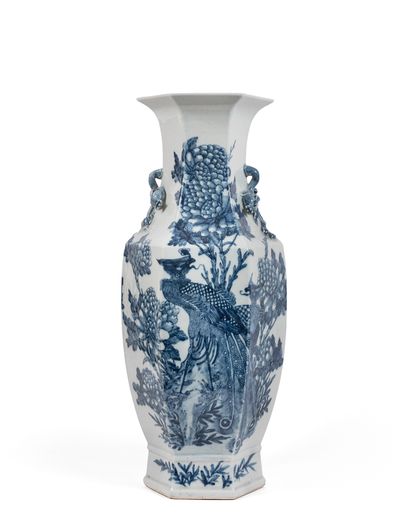 CHINE, Canton - Fin du XIXe siècle Important vase balustre octogonal à col ouvert...