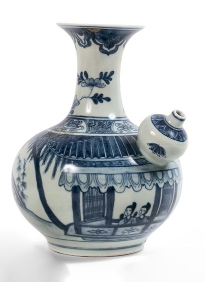 CHINE - XIXe siècle Kendi en porcelaine blanche décorée en bleu sous couverte à décor...
