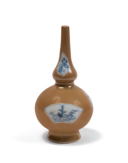 CHINE - XVIIIe siècle Double gourd aspersorium in porcelain decorated with fans and...