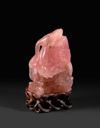 CHINE - XIXe siècle Vase en quartz rose sculpté en forme de carpe dragon sortant...