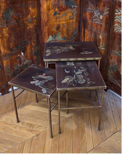 CHINE - Début du XXe siècle Trois tables gigognes en bois laqué brun, argent et or,...
