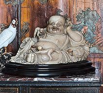 CHINE - XIXe siècle Important groupe en stéatite sculptée de Budai allongé, sa robe...