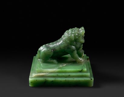 CHINE - époque Qianlong (1736-1795) Cachet de forme carrée en néphrite vert épinard...